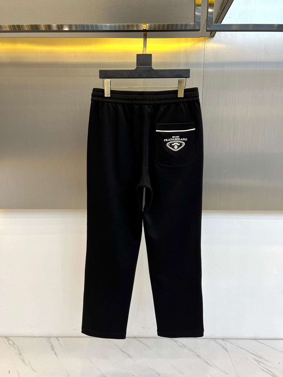 Prad普拉、2025秋冬新品 | PRADA运动加绒加厚休闲长裤，这款黑色长裤采用宽松直筒版型设计，侧