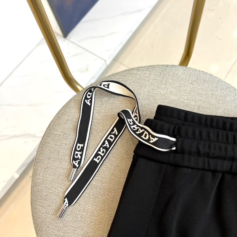 Prad普拉、2025秋冬新品 | PRADA运动加绒加厚休闲长裤，这款黑色长裤采用宽松直筒版型设计，侧