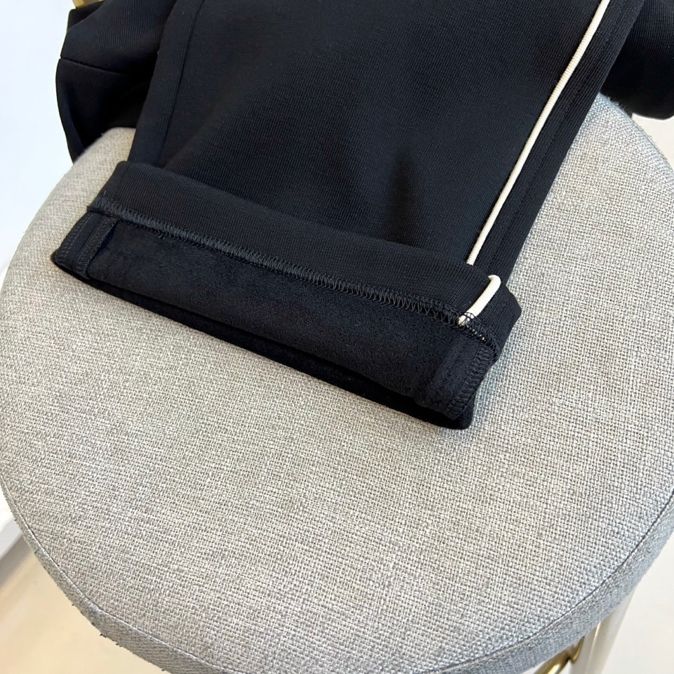 Prad普拉、2025秋冬新品 | PRADA运动加绒加厚休闲长裤，这款黑色长裤采用宽松直筒版型设计，侧