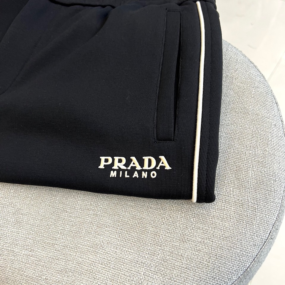 Prad普拉、2025秋冬新品 | PRADA运动加绒加厚休闲长裤，这款黑色长裤采用宽松直筒版型设计，侧