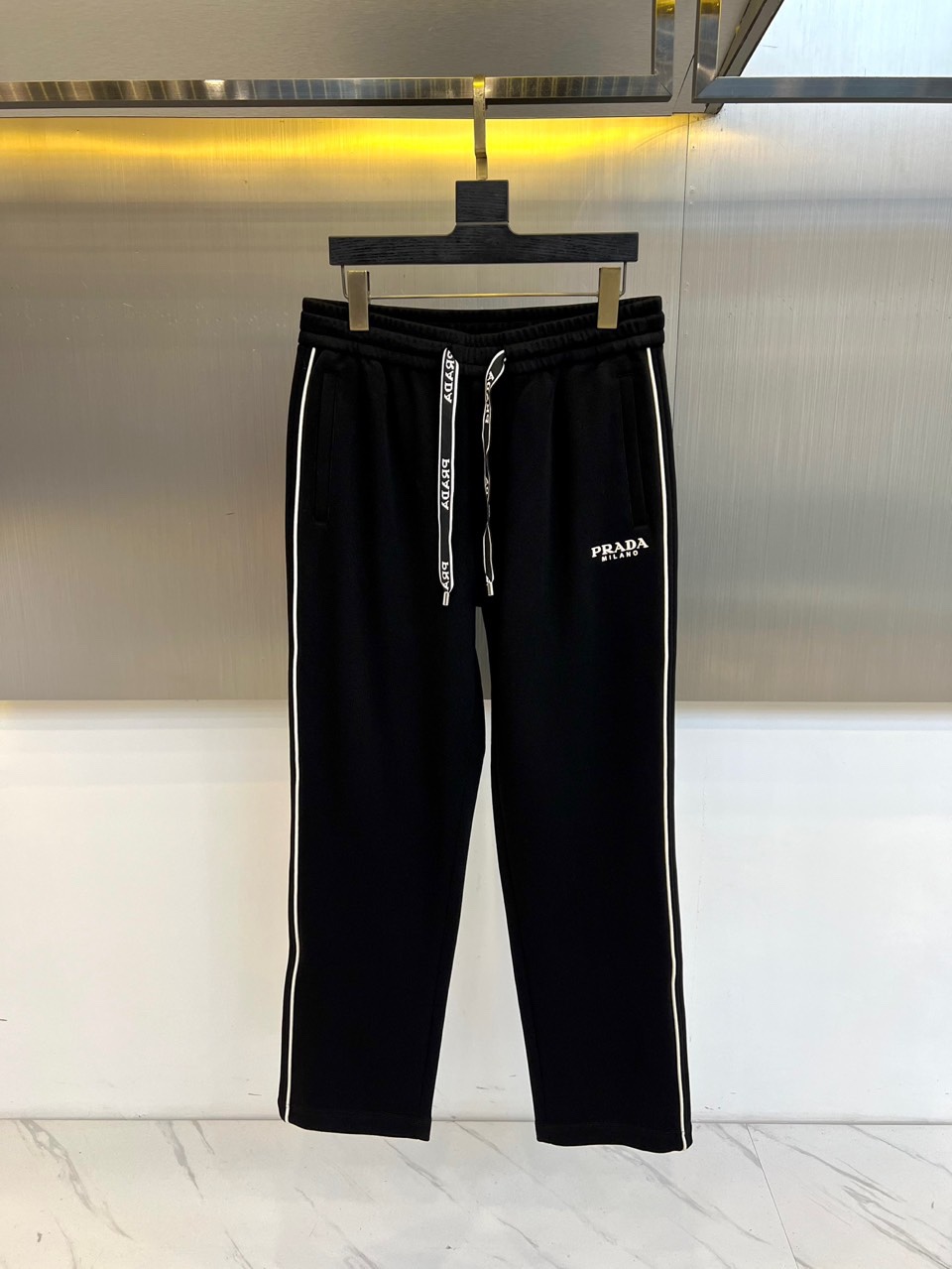 Prad普拉、2025秋冬新品 | PRADA运动加绒加厚休闲长裤，这款黑色长裤采用宽松直筒版型设计，侧