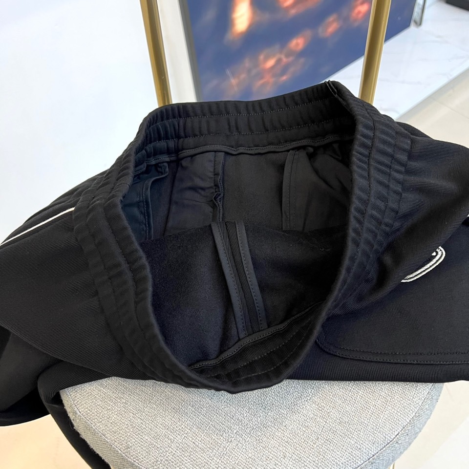 Prad普拉、2025秋冬新品 | PRADA运动加绒加厚休闲长裤，这款黑色长裤采用宽松直筒版型设计，侧