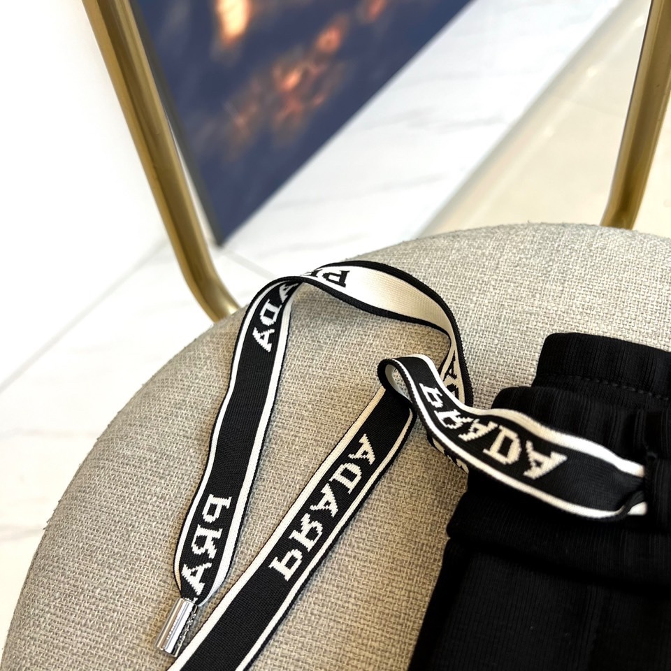 Prad普拉、2025秋冬新品 | PRADA运动加绒加厚休闲长裤，这款黑色长裤采用宽松直筒版型设计，侧