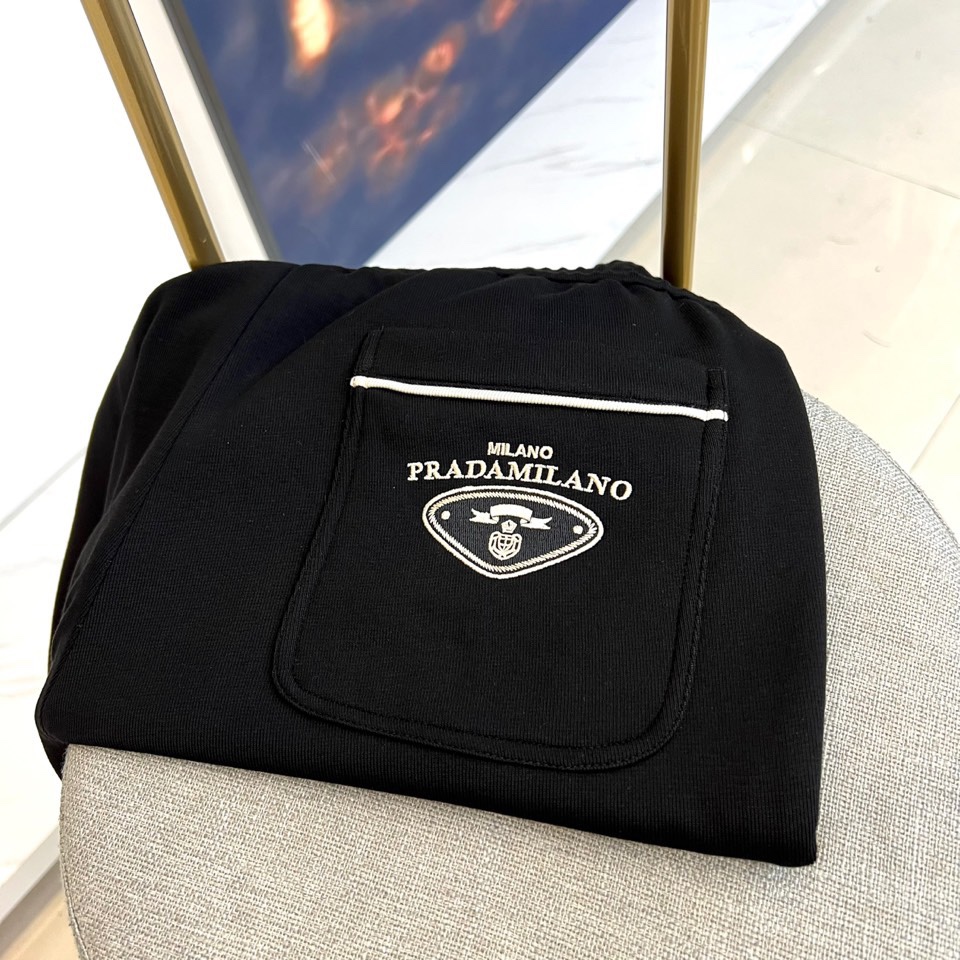 Prad普拉、2025秋冬新品 | PRADA运动加绒加厚休闲长裤，这款黑色长裤采用宽松直筒版型设计，侧