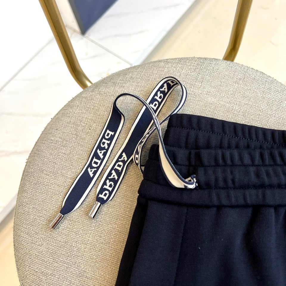 Prad普拉、2025秋冬新品 | PRADA运动加绒加厚休闲长裤，这款黑色长裤采用宽松直筒版型设计，侧