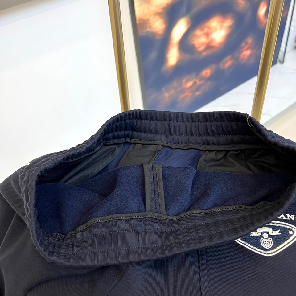 Prad普拉、2025秋冬新品 | PRADA运动加绒加厚休闲长裤，这款黑色长裤采用宽松直筒版型设计，侧