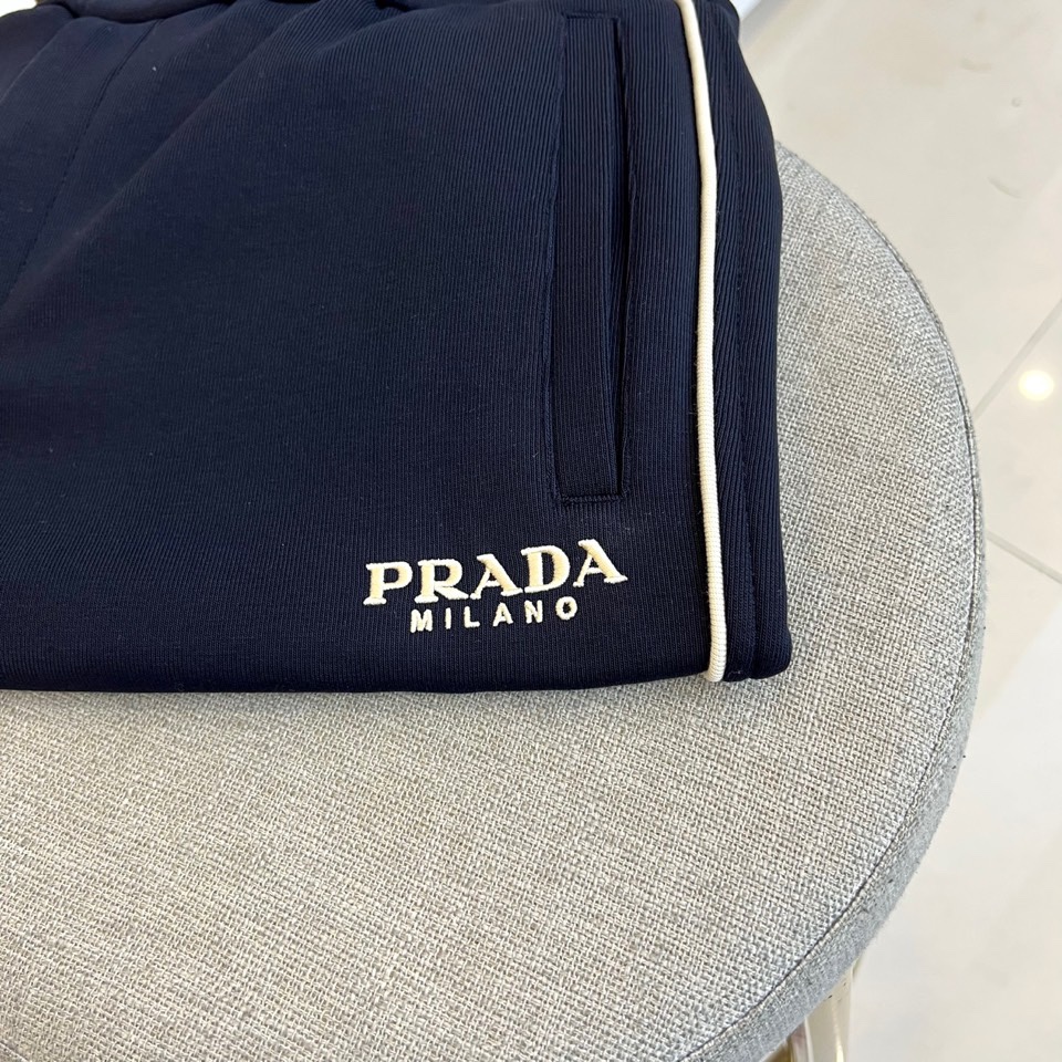 Prad普拉、2025秋冬新品 | PRADA运动加绒加厚休闲长裤，这款黑色长裤采用宽松直筒版型设计，侧