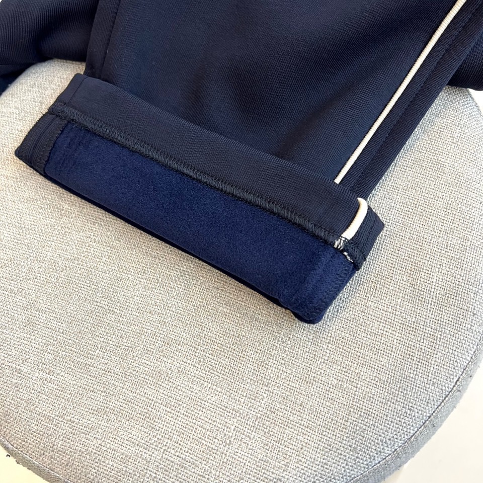 Prad普拉、2025秋冬新品 | PRADA运动加绒加厚休闲长裤，这款黑色长裤采用宽松直筒版型设计，侧