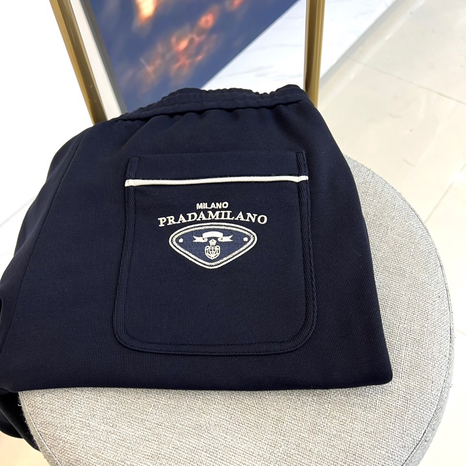 Prad普拉、2025秋冬新品 | PRADA运动加绒加厚休闲长裤，这款黑色长裤采用宽松直筒版型设计，侧