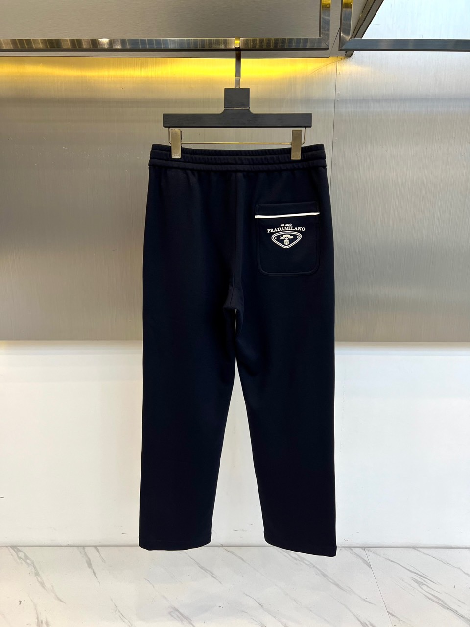 Prad普拉、2025秋冬新品 | PRADA运动加绒加厚休闲长裤，这款黑色长裤采用宽松直筒版型设计，侧