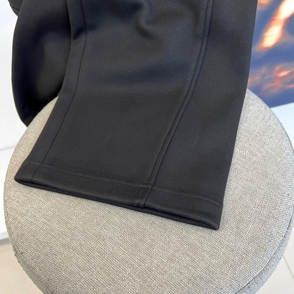 BALENCIAGA巴黎世家、2025秋冬新品男士休闲弯刀裤，这款休闲裤采用标志性弯刀版型设计，立体剪裁