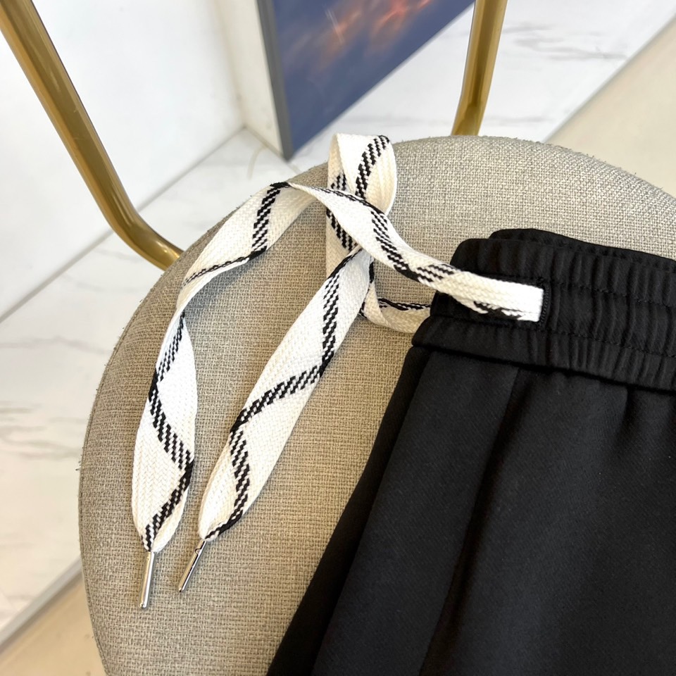 BALENCIAGA巴黎世家、2025秋冬新品男士休闲弯刀裤，这款休闲裤采用标志性弯刀版型设计，立体剪裁