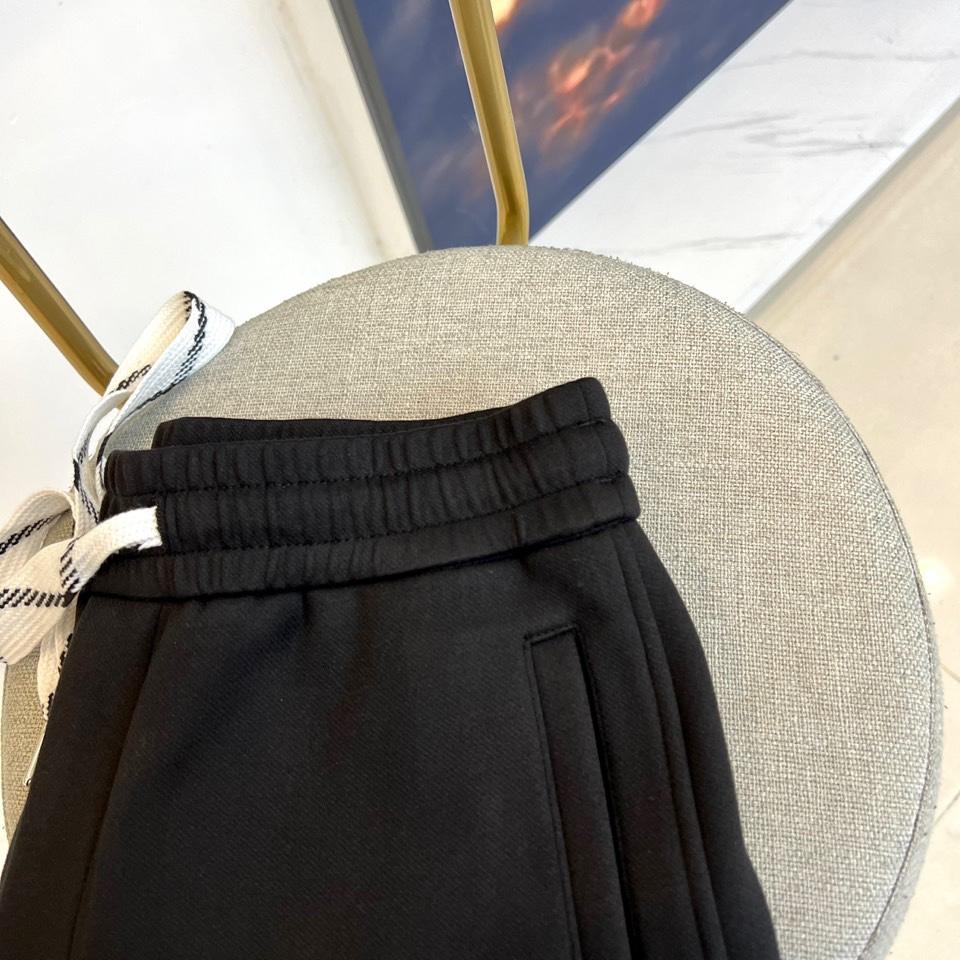 BALENCIAGA巴黎世家、2025秋冬新品男士休闲弯刀裤，这款休闲裤采用标志性弯刀版型设计，立体剪裁