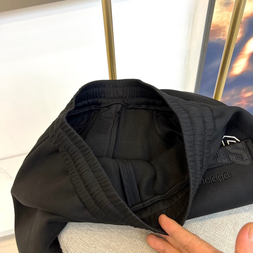 BALENCIAGA巴黎世家、2025秋冬新品男士休闲弯刀裤，这款休闲裤采用标志性弯刀版型设计，立体剪裁