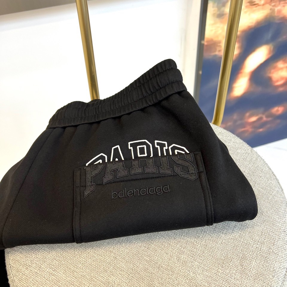 BALENCIAGA巴黎世家、2025秋冬新品男士休闲弯刀裤，这款休闲裤采用标志性弯刀版型设计，立体剪裁