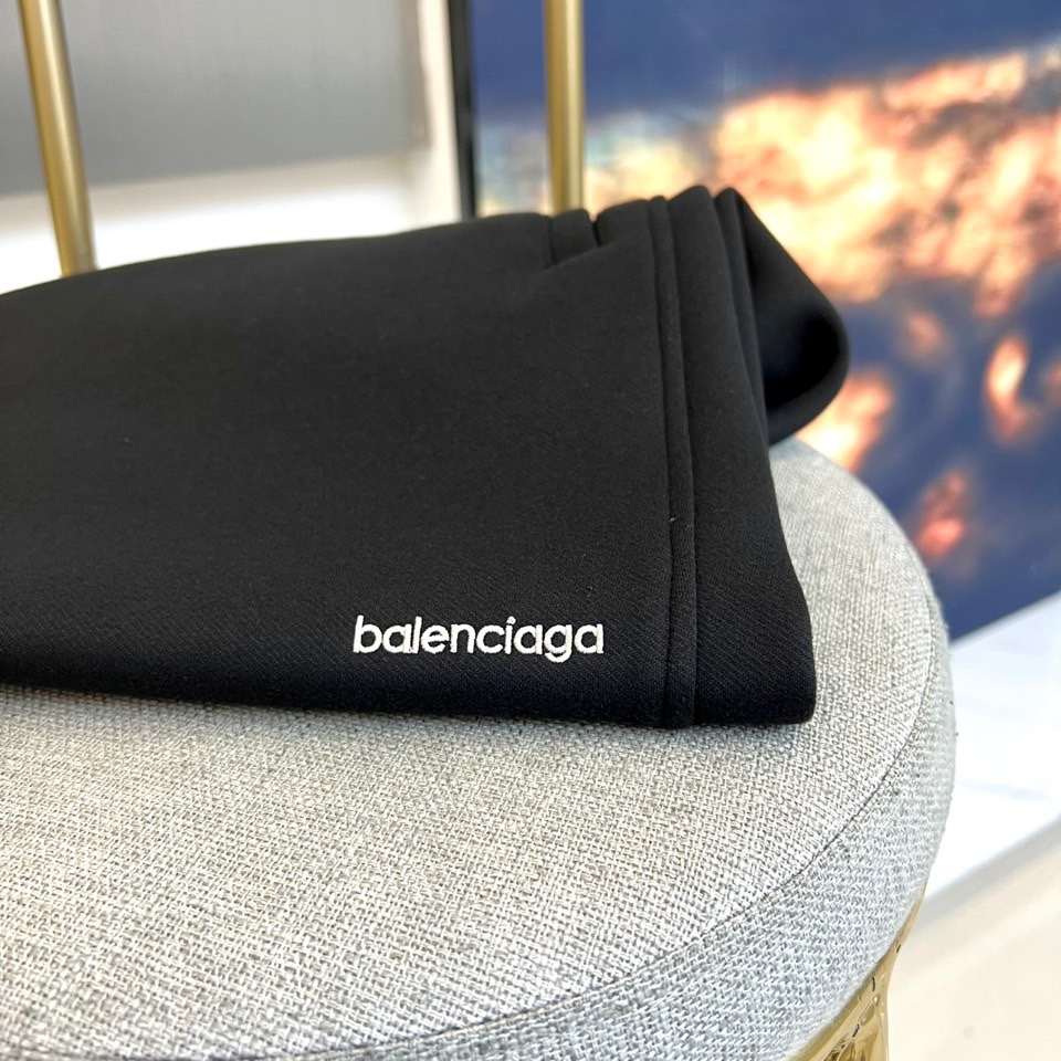 BALENCIAGA巴黎世家、2025秋冬新品男士休闲弯刀裤，这款休闲裤采用标志性弯刀版型设计，立体剪裁