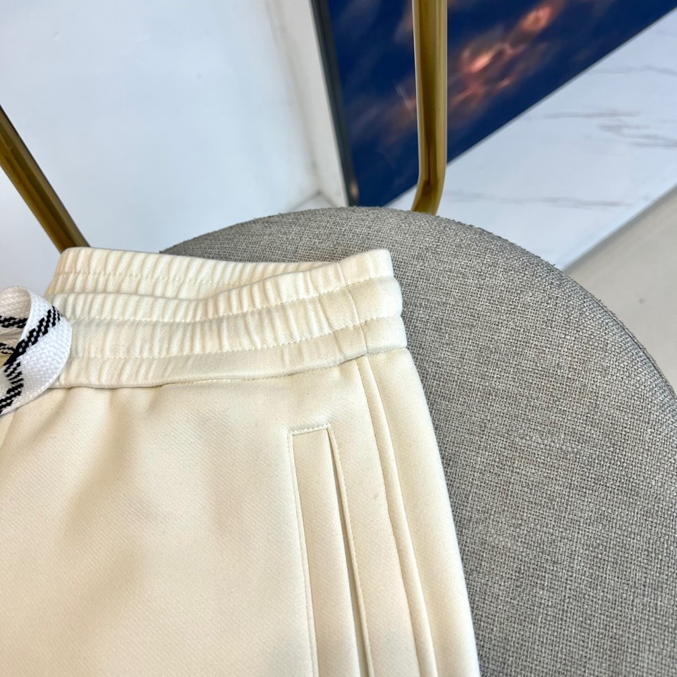 BALENCIAGA巴黎世家、2025秋冬新品男士休闲弯刀裤，这款休闲裤采用标志性弯刀版型设计，立体剪裁