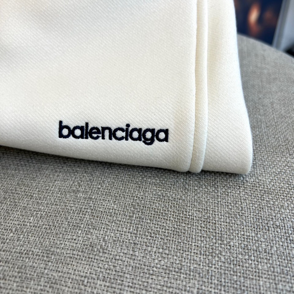 BALENCIAGA巴黎世家、2025秋冬新品男士休闲弯刀裤，这款休闲裤采用标志性弯刀版型设计，立体剪裁
