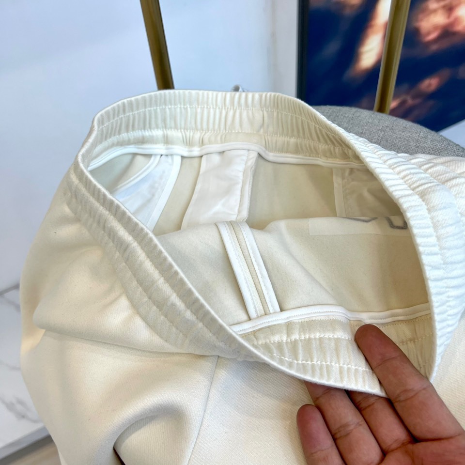 BALENCIAGA巴黎世家、2025秋冬新品男士休闲弯刀裤，这款休闲裤采用标志性弯刀版型设计，立体剪裁