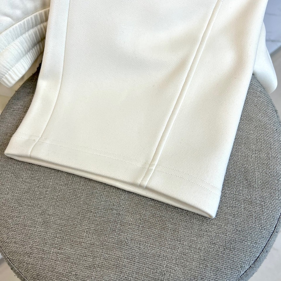 BALENCIAGA巴黎世家、2025秋冬新品男士休闲弯刀裤，这款休闲裤采用标志性弯刀版型设计，立体剪裁