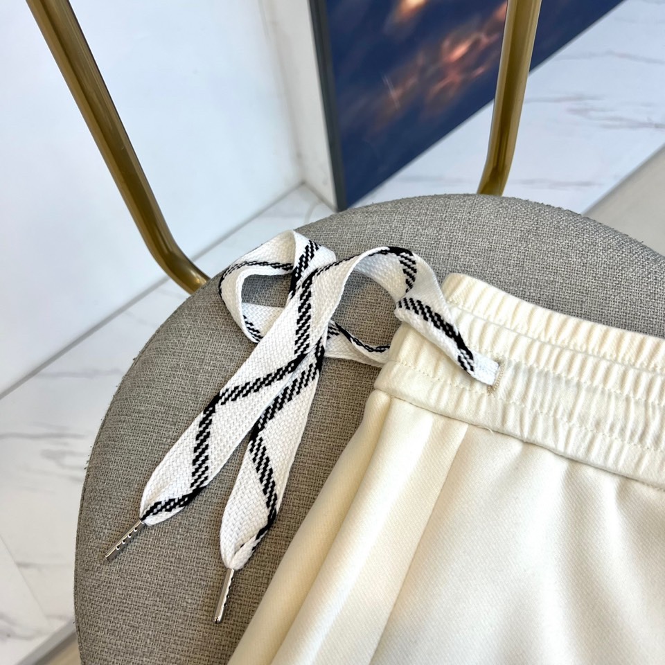 BALENCIAGA巴黎世家、2025秋冬新品男士休闲弯刀裤，这款休闲裤采用标志性弯刀版型设计，立体剪裁