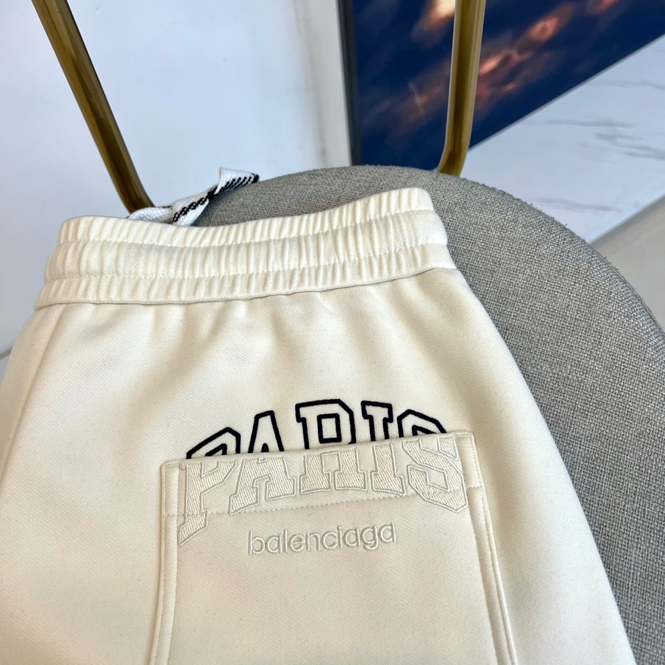 BALENCIAGA巴黎世家、2025秋冬新品男士休闲弯刀裤，这款休闲裤采用标志性弯刀版型设计，立体剪裁