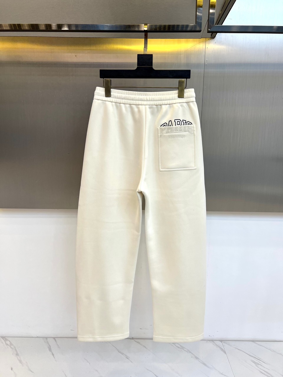 BALENCIAGA巴黎世家、2025秋冬新品男士休闲弯刀裤，这款休闲裤采用标志性弯刀版型设计，立体剪裁