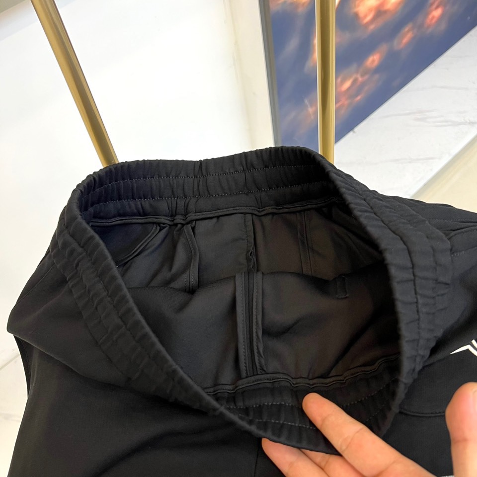 Dio迪奥、2025秋冬新品迪奥风格休闲裤。这款休闲裤采用迪奥标志性设计，右腿饰有经典CD徽标，抽绳腰头