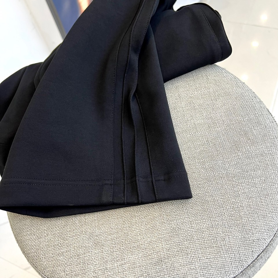 Dio迪奥、2025秋冬新品迪奥风格休闲裤。这款休闲裤采用迪奥标志性设计，右腿饰有经典CD徽标，抽绳腰头