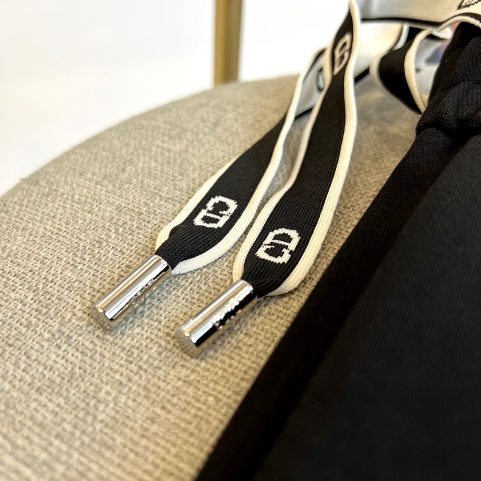 Dio迪奥、2025秋冬新品迪奥风格休闲裤。这款休闲裤采用迪奥标志性设计，右腿饰有经典CD徽标，抽绳腰头