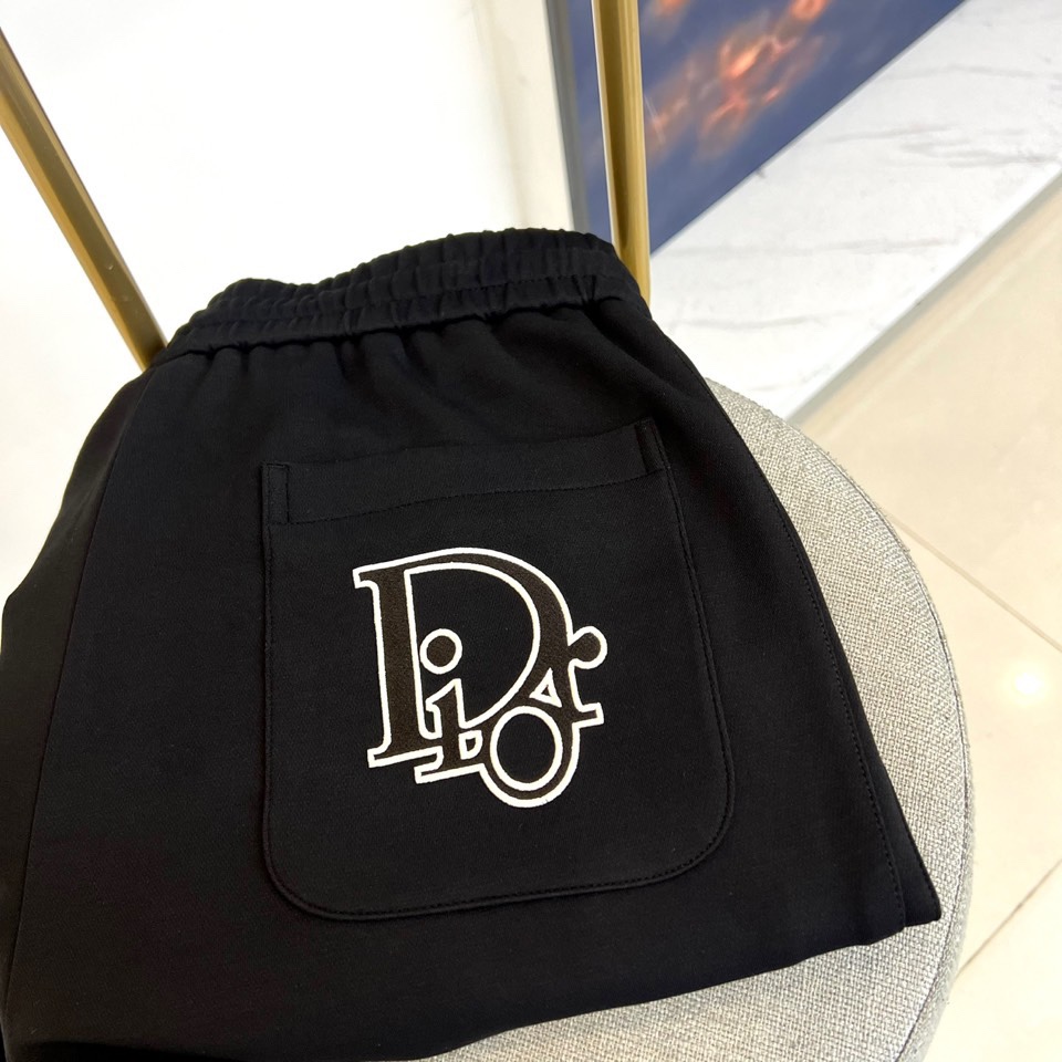 Dio迪奥、2025秋冬新品迪奥风格休闲裤。这款休闲裤采用迪奥标志性设计，右腿饰有经典CD徽标，抽绳腰头