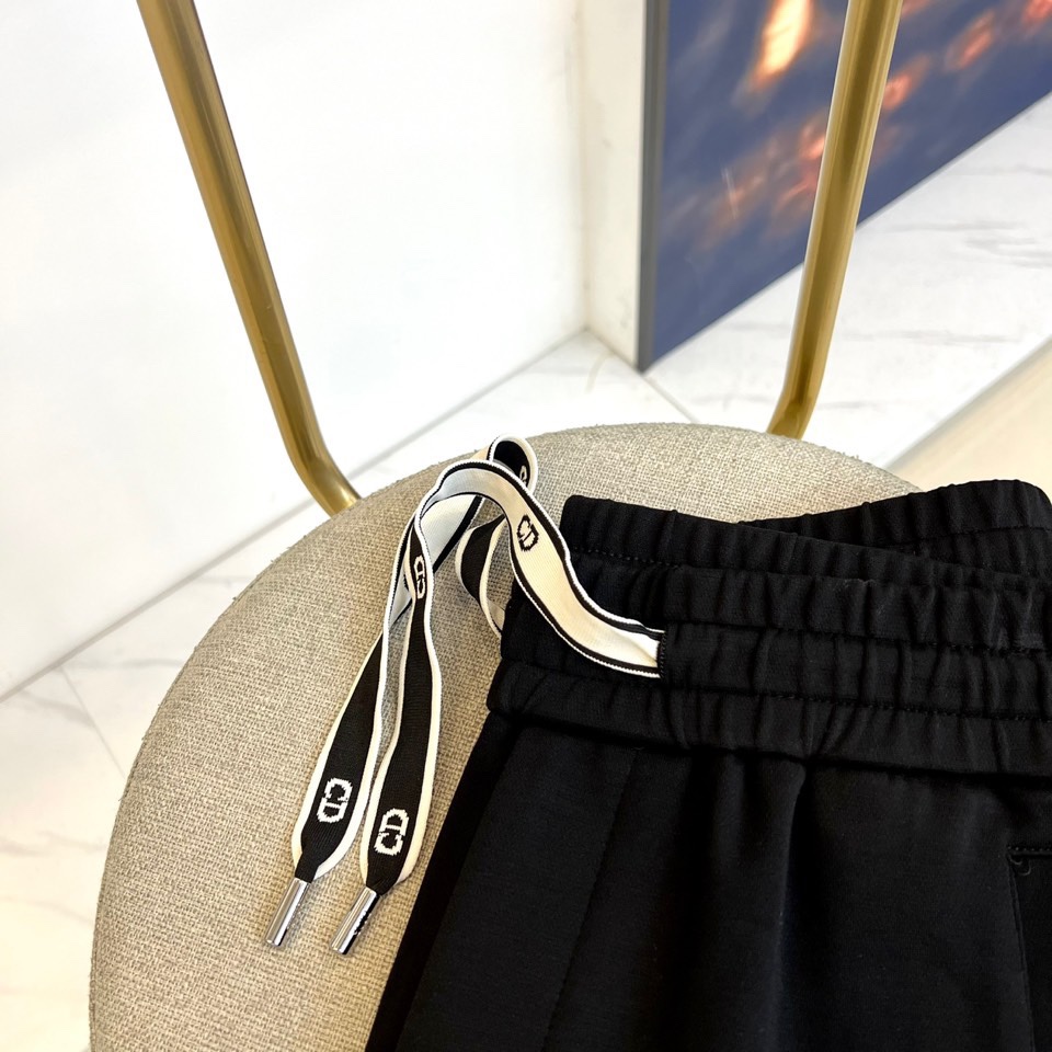 Dio迪奥、2025秋冬新品迪奥风格休闲裤。这款休闲裤采用迪奥标志性设计，右腿饰有经典CD徽标，抽绳腰头