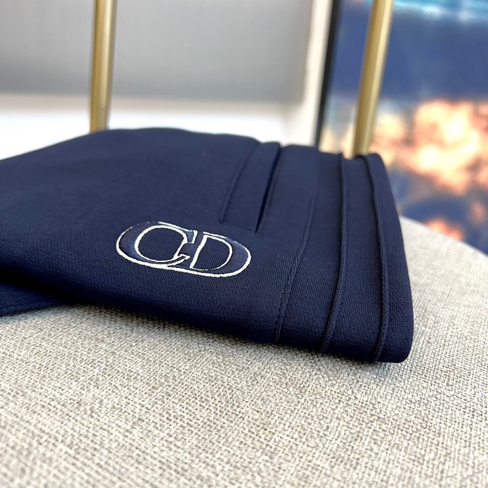 Dio迪奥、2025秋冬新品迪奥风格休闲裤。这款休闲裤采用迪奥标志性设计，右腿饰有经典CD徽标，抽绳腰头