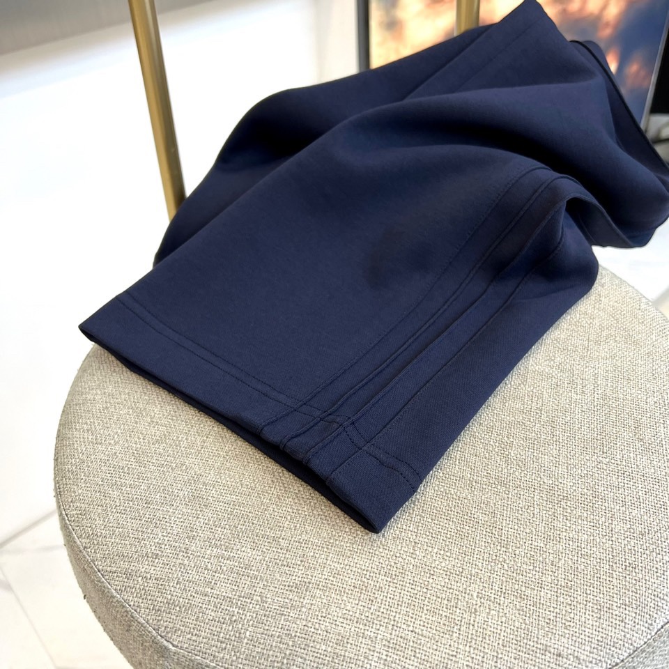 Dio迪奥、2025秋冬新品迪奥风格休闲裤。这款休闲裤采用迪奥标志性设计，右腿饰有经典CD徽标，抽绳腰头