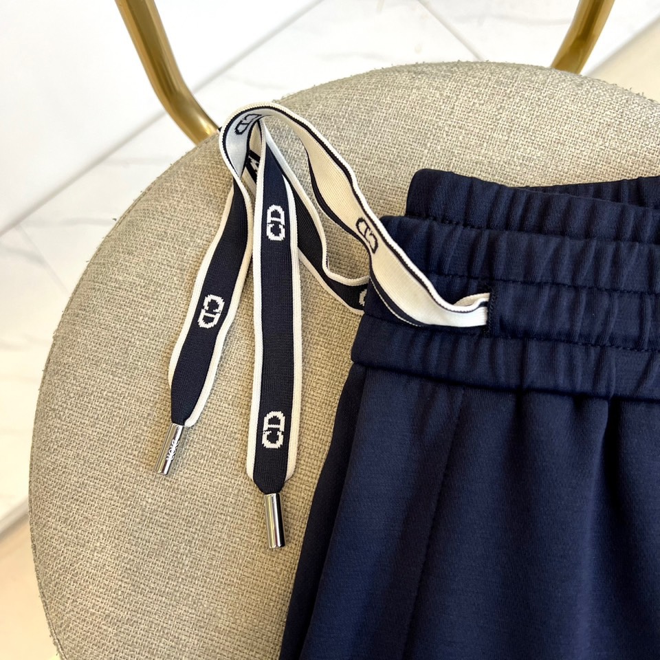 Dio迪奥、2025秋冬新品迪奥风格休闲裤。这款休闲裤采用迪奥标志性设计，右腿饰有经典CD徽标，抽绳腰头