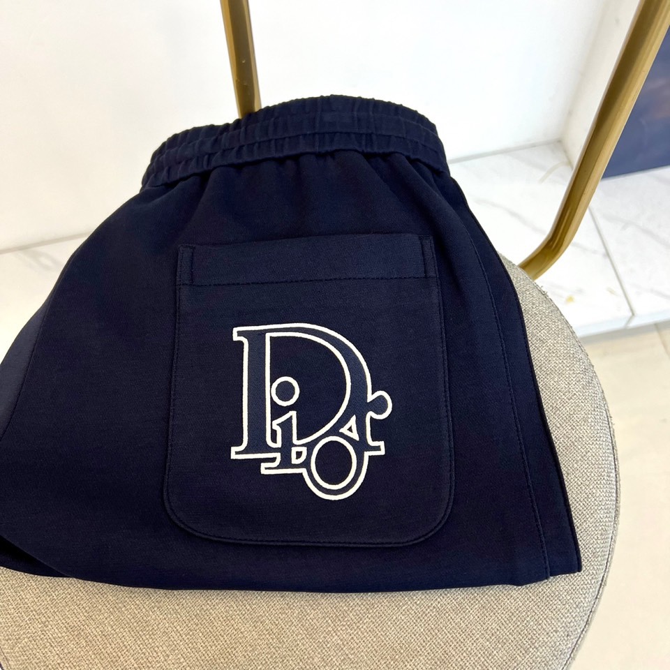 Dio迪奥、2025秋冬新品迪奥风格休闲裤。这款休闲裤采用迪奥标志性设计，右腿饰有经典CD徽标，抽绳腰头