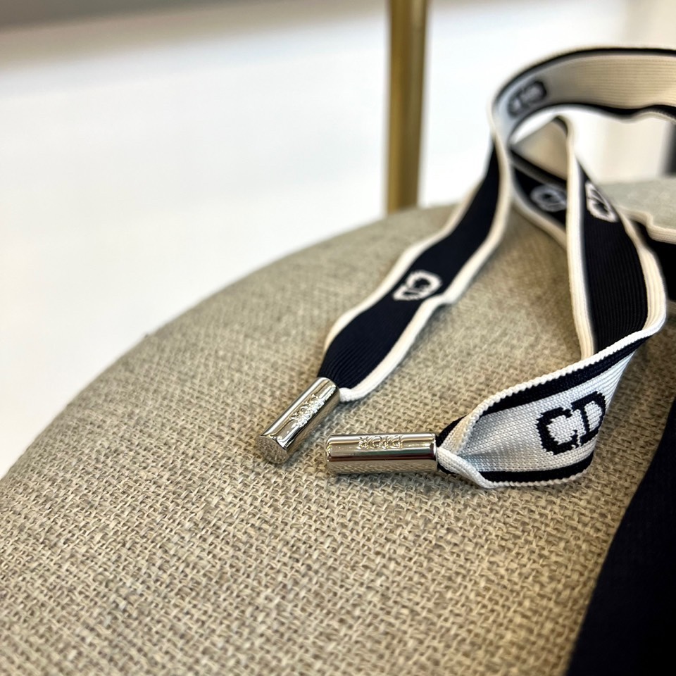 Dio迪奥、2025秋冬新品迪奥风格休闲裤。这款休闲裤采用迪奥标志性设计，右腿饰有经典CD徽标，抽绳腰头