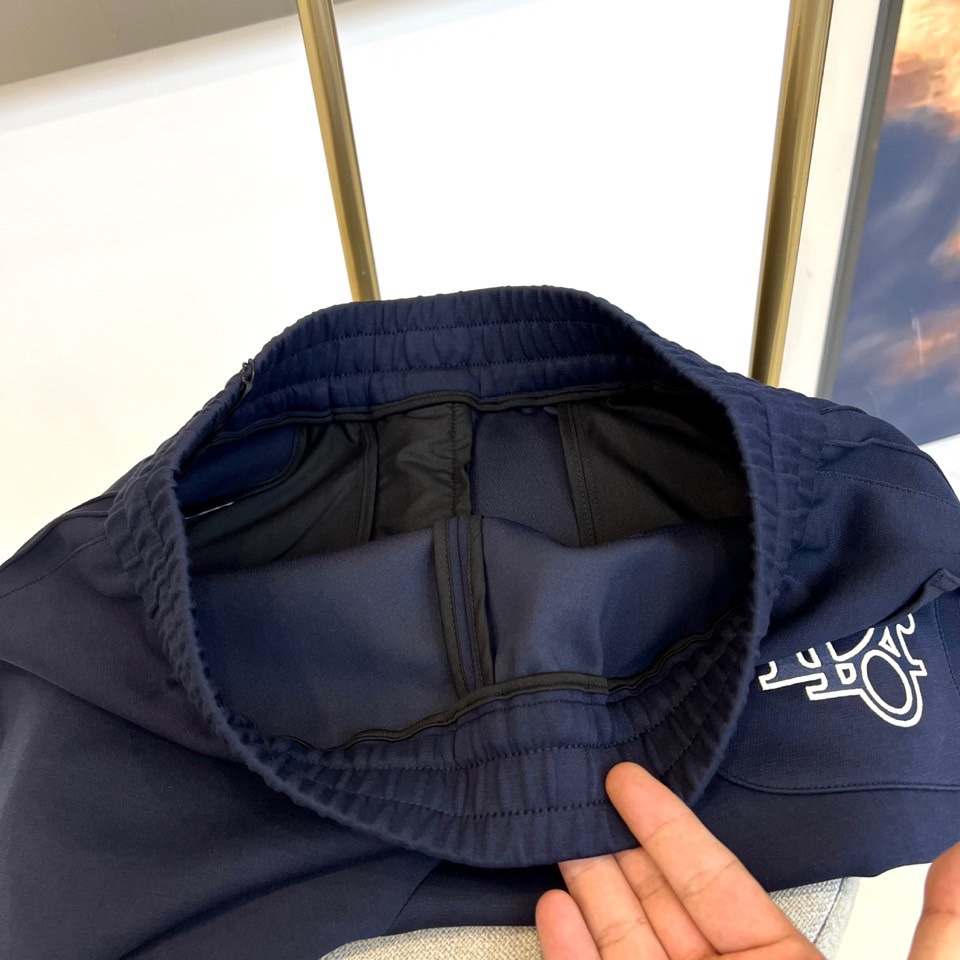 Dio迪奥、2025秋冬新品迪奥风格休闲裤。这款休闲裤采用迪奥标志性设计，右腿饰有经典CD徽标，抽绳腰头