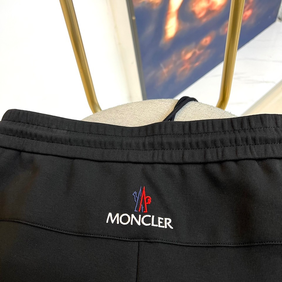 MONCLER 蒙口、2025秋冬新品男士高端【一体绒】加厚运动休闲裤，它采用高端一体绒面料打造，面层由