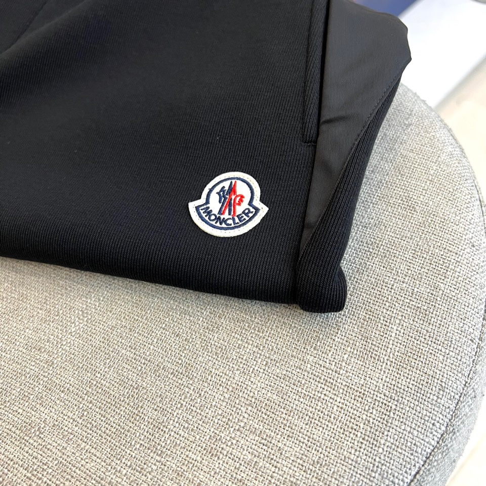 MONCLER 蒙口、2025秋冬新品男士高端【一体绒】加厚运动休闲裤，它采用高端一体绒面料打造，面层由