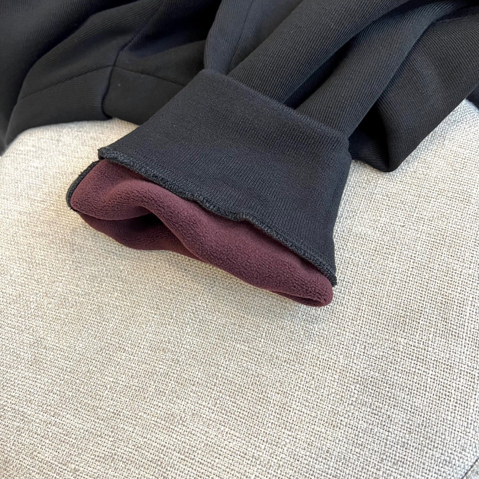 MONCLER 蒙口、2025秋冬新品男士高端【一体绒】加厚运动休闲裤，它采用高端一体绒面料打造，面层由