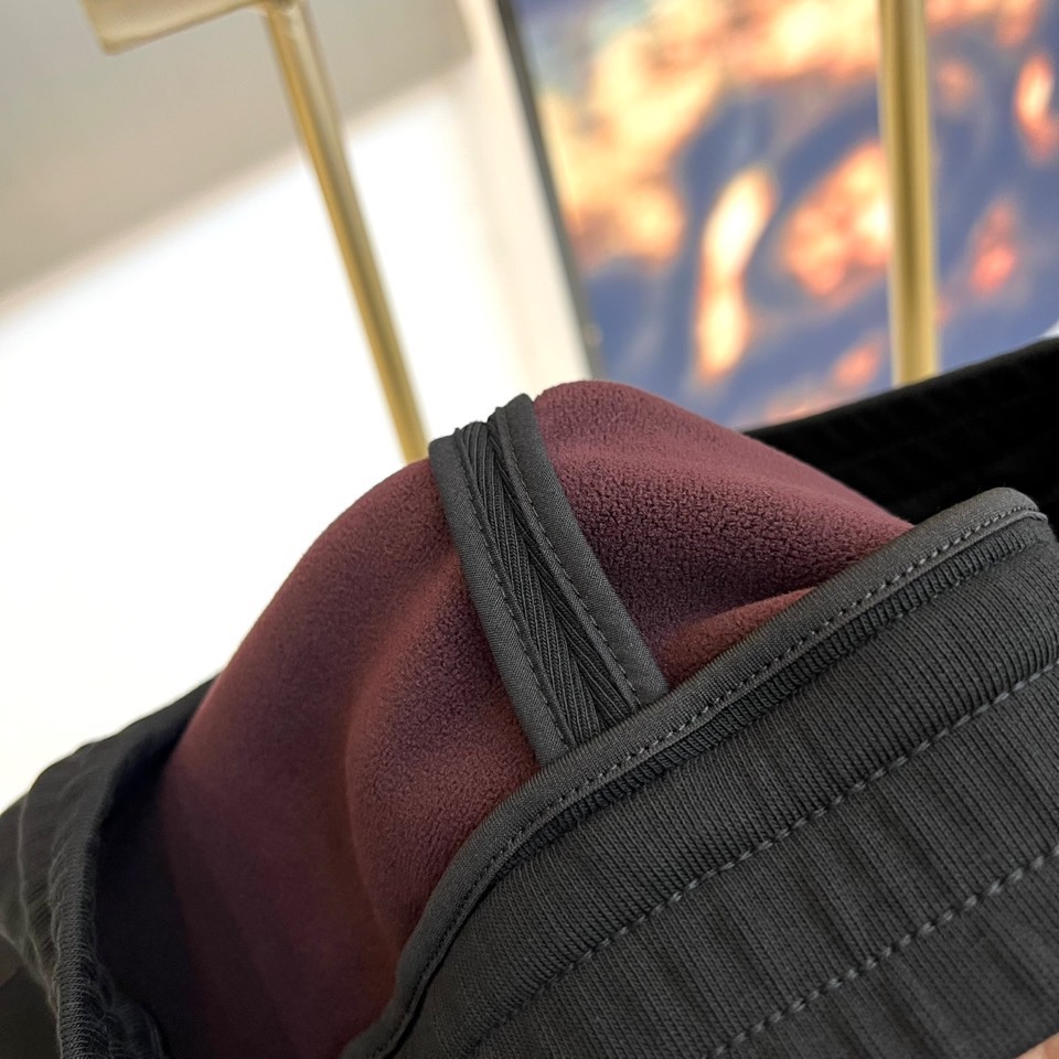 MONCLER 蒙口、2025秋冬新品男士高端【一体绒】加厚运动休闲裤，它采用高端一体绒面料打造，面层由