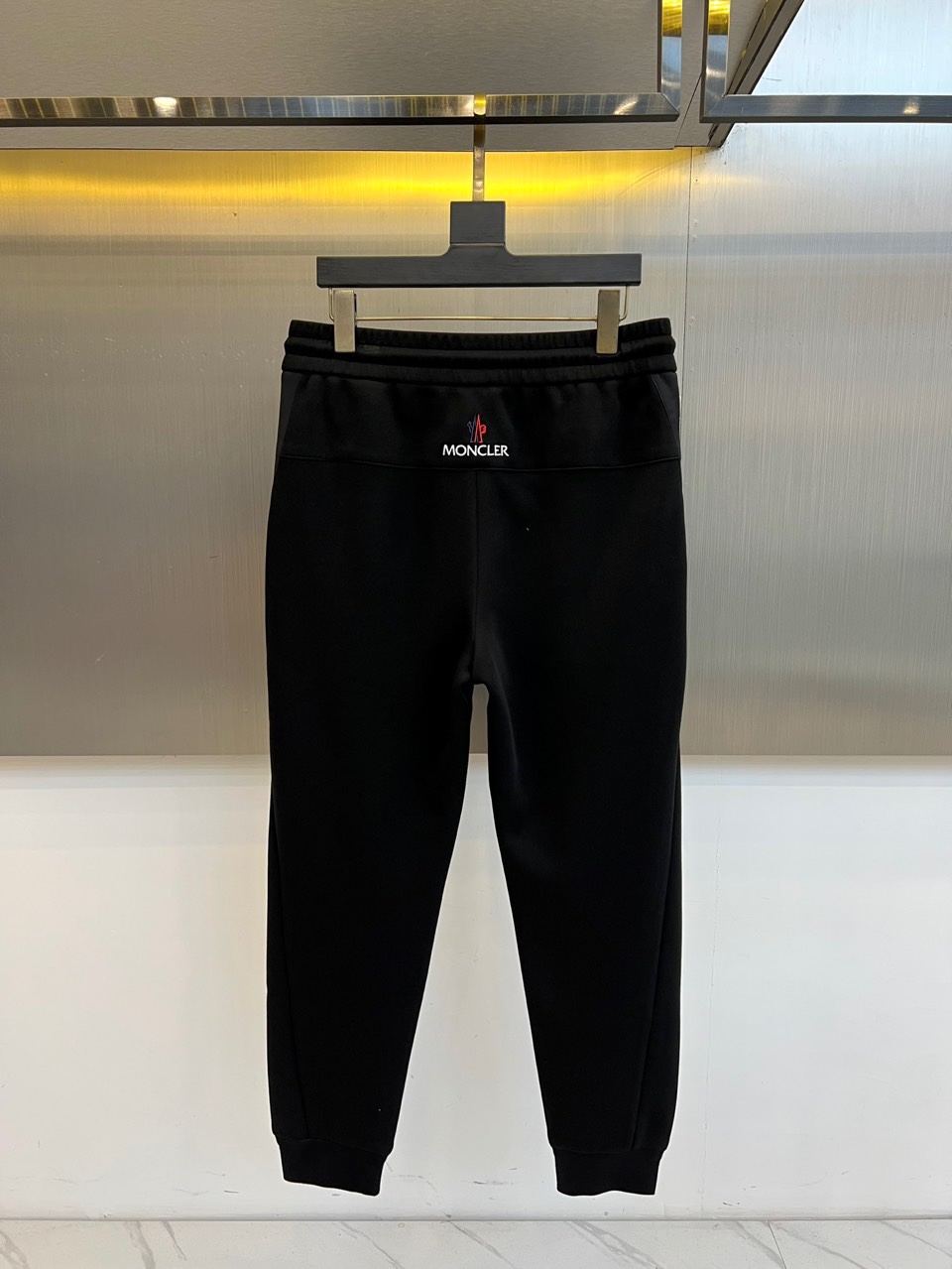 MONCLER 蒙口、2025秋冬新品男士高端【一体绒】加厚运动休闲裤，它采用高端一体绒面料打造，面层由