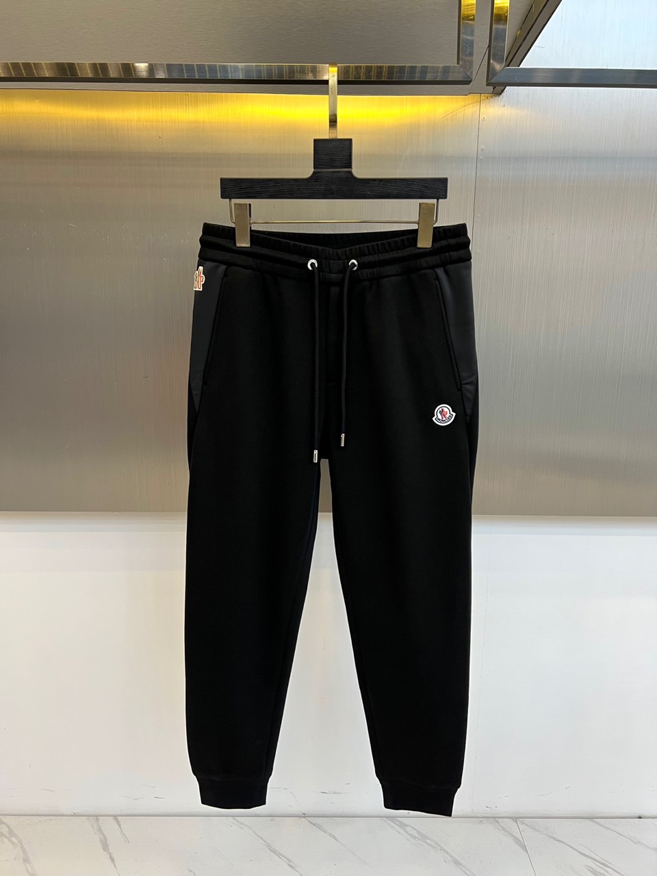 MONCLER 蒙口、2025秋冬新品男士高端【一体绒】加厚运动休闲裤，它采用高端一体绒面料打造，面层由