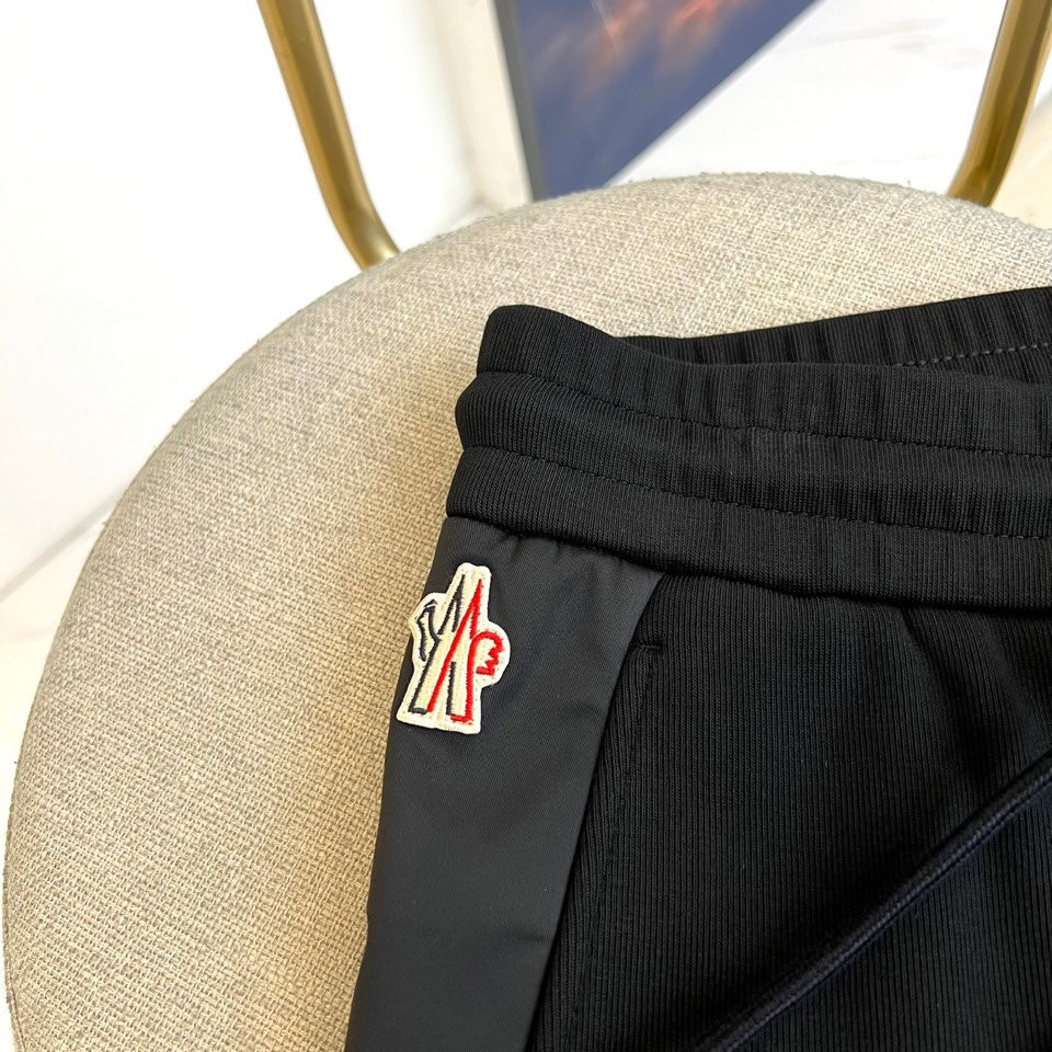 MONCLER 蒙口、2025秋冬新品男士高端【一体绒】加厚运动休闲裤，它采用高端一体绒面料打造，面层由