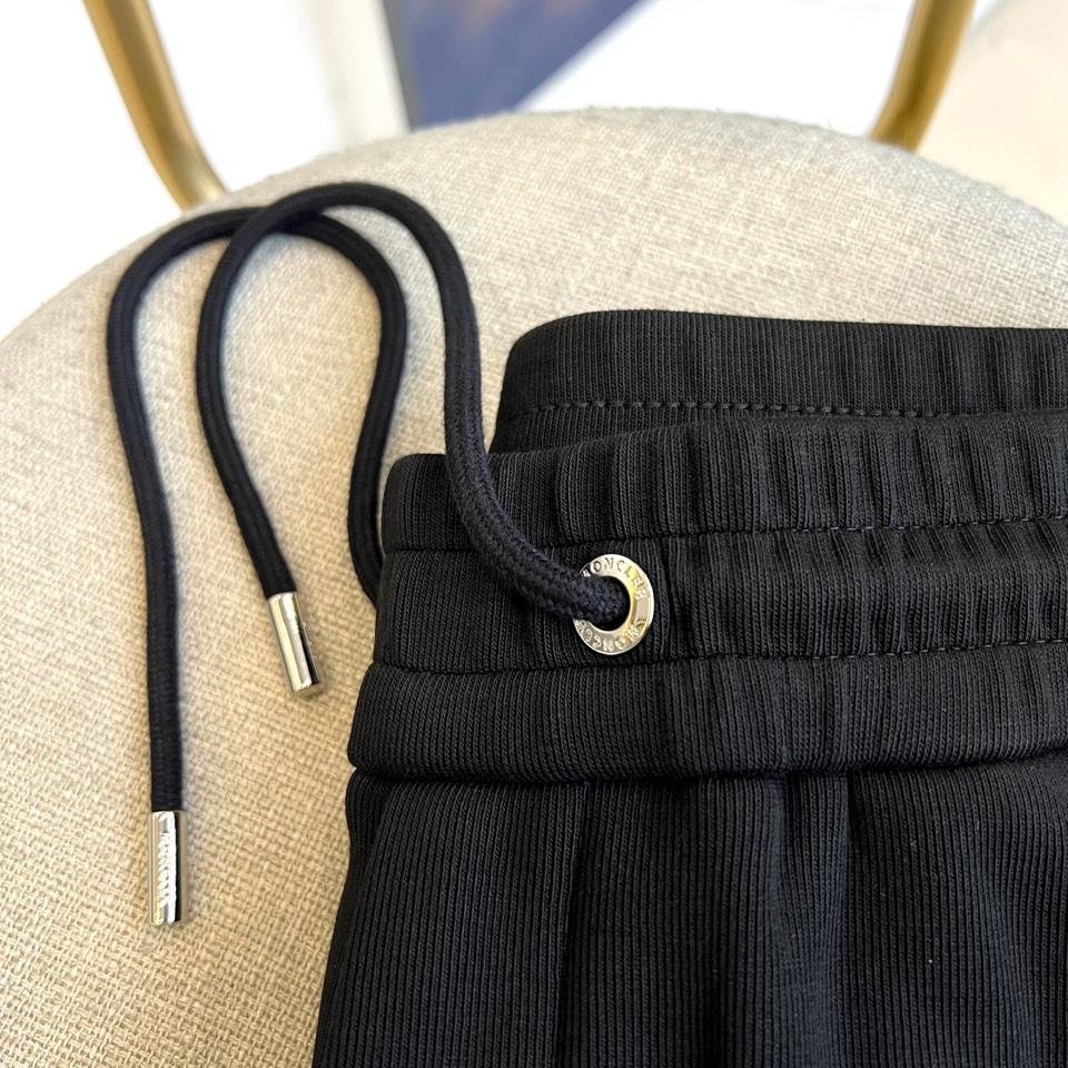 MONCLER 蒙口、2025秋冬新品男士高端【一体绒】加厚运动休闲裤，它采用高端一体绒面料打造，面层由