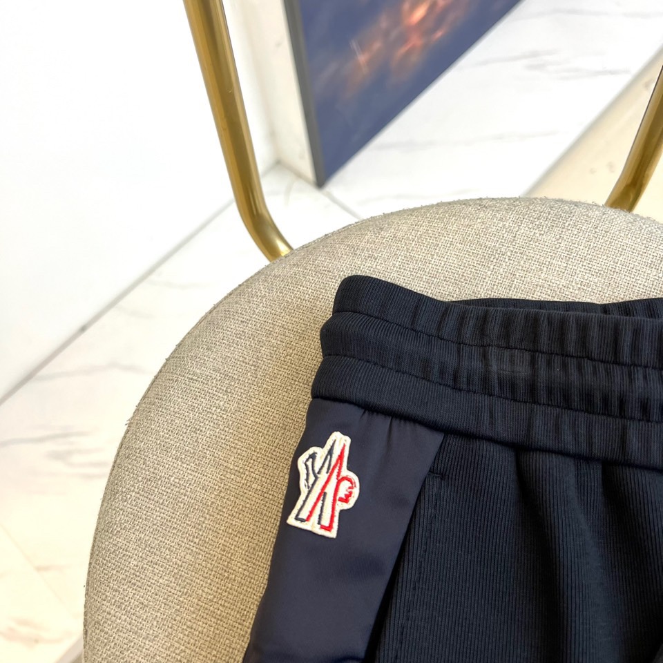 MONCLER 蒙口、2025秋冬新品男士高端【一体绒】加厚运动休闲裤，它采用高端一体绒面料打造，面层由