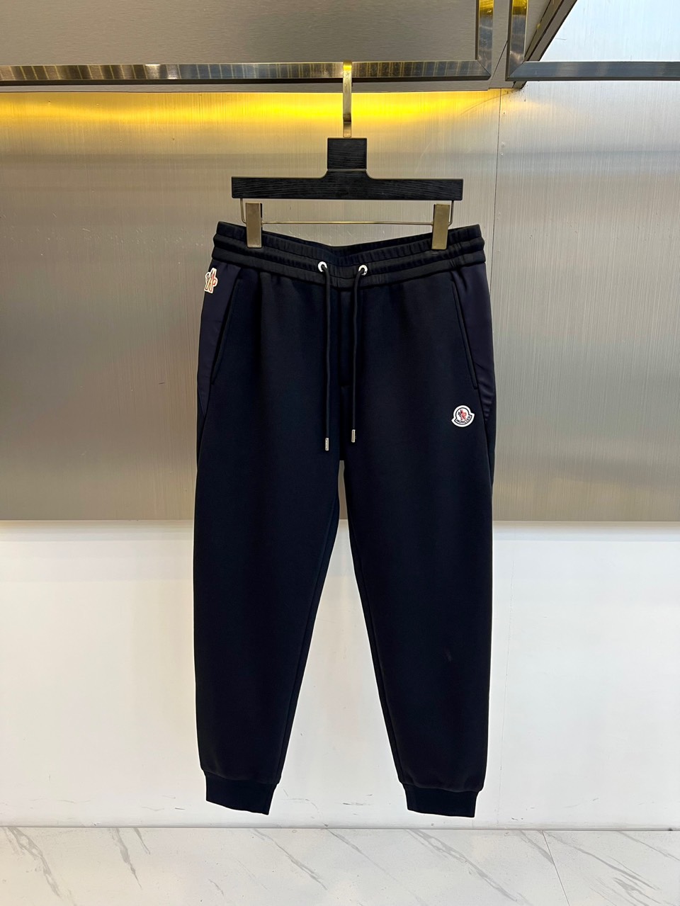 MONCLER 蒙口、2025秋冬新品男士高端【一体绒】加厚运动休闲裤，它采用高端一体绒面料打造，面层由