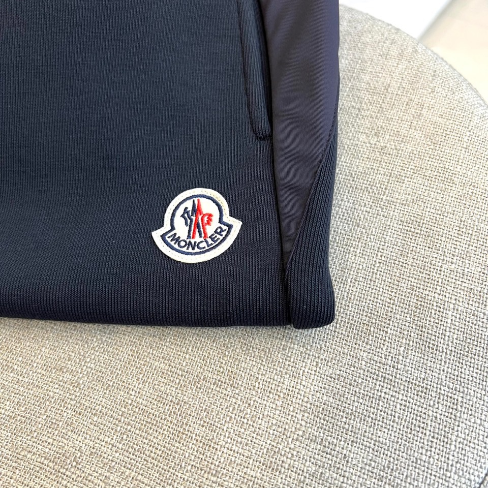 MONCLER 蒙口、2025秋冬新品男士高端【一体绒】加厚运动休闲裤，它采用高端一体绒面料打造，面层由