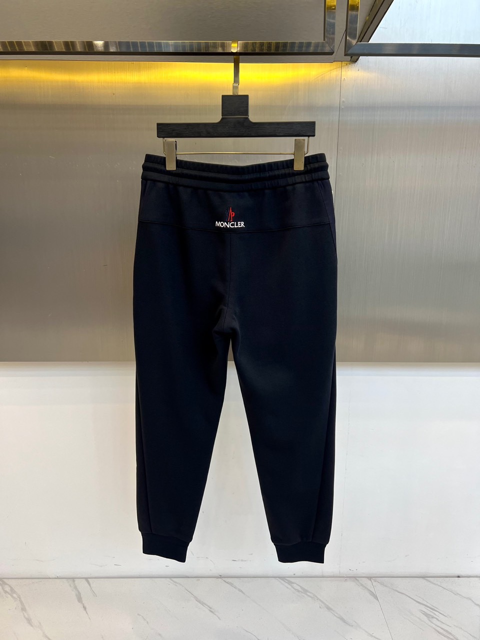 MONCLER 蒙口、2025秋冬新品男士高端【一体绒】加厚运动休闲裤，它采用高端一体绒面料打造，面层由